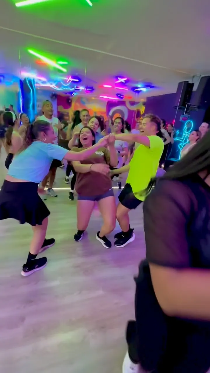 Grupo bailando rumba con luces neón en Matumbé