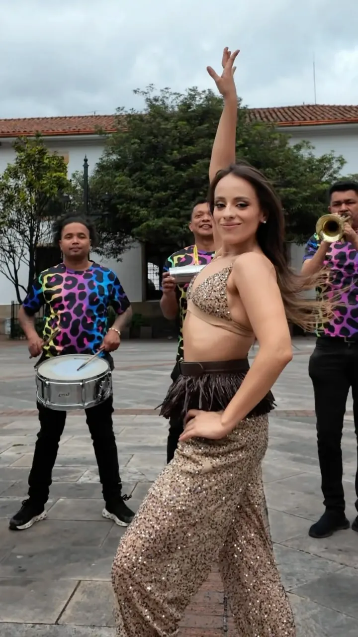Baile folclórico caribeño con tambores en vivo