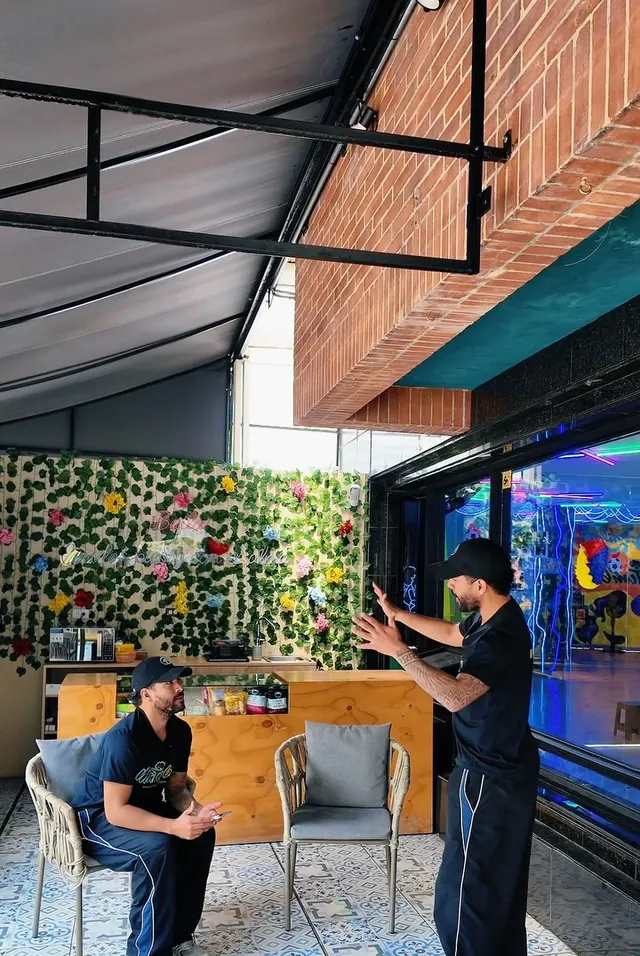 Zona de café y recepción del estudio